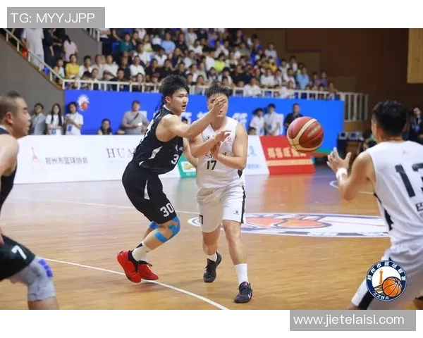 女生明星展现篮球魅力运动场上的风采与时尚完美结合